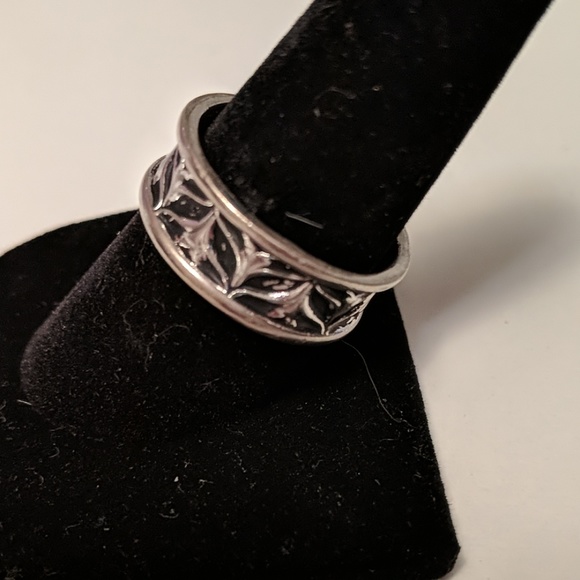 Silver & Black Design Ring - Picture 2 of 3